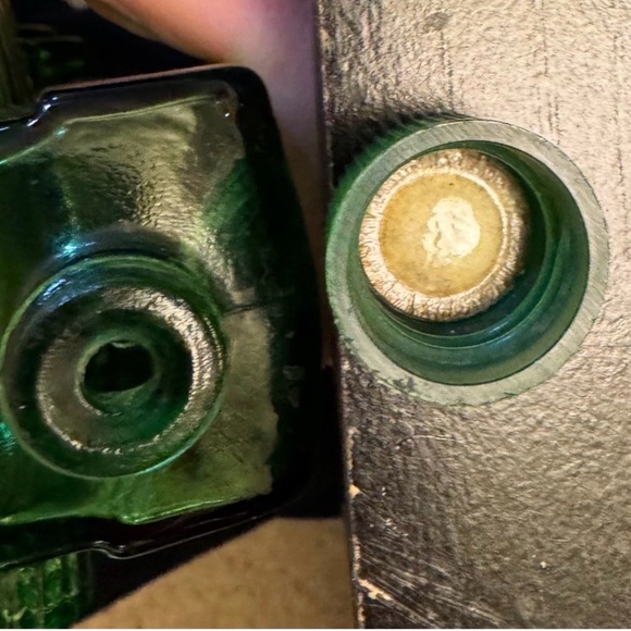 Two EMPTY Vintage Glass Avon Decanters - Picture 14 of 15